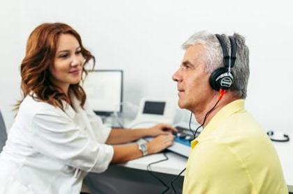 听力学家对病人进行听力检查
