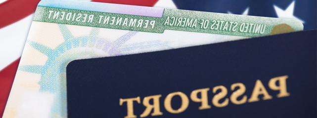 前面是一本护照，后面是美国国旗.